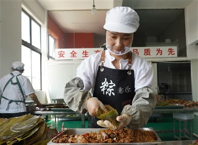 中安在线黄山频道 臭鳜鱼鲜肉粽受青睐